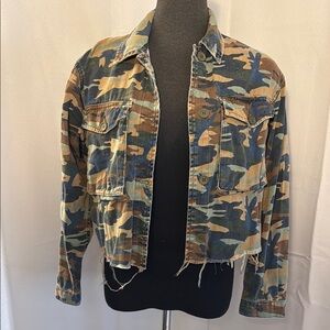 Topshop Women’s Camo Cropped Denim Jacket. Cotton. Size 4.